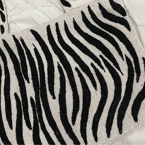 Beaded black & white purse 🖤🤍